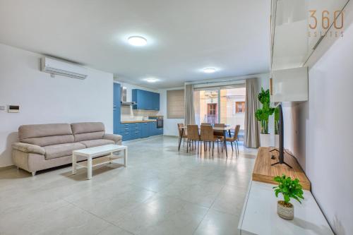 Zona de estar de Rooftop Pool Sensations Apartments all with WIFI and AC by 360 Estates