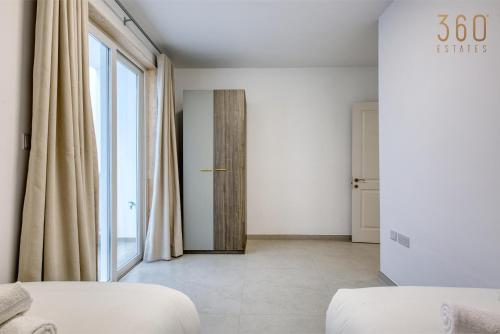 Cama o camas de una habitación en Rooftop Pool Sensations Apartments all with WIFI and AC by 360 Estates