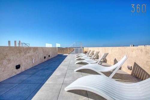 Un balcón o terraza de Rooftop Pool Sensations Apartments all with WIFI and AC by 360 Estates