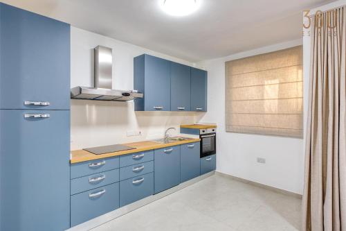 Una cocina o zona de cocina en Rooftop Pool Sensations Apartments all with WIFI and AC by 360 Estates