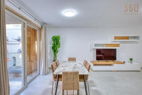 Zona de estar de Rooftop Pool Sensations Apartments all with WIFI and AC by 360 Estates