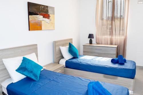 Una cama o camas en una habitación de Spacious & Bright Apartment in Sliema Near Shops and Sea