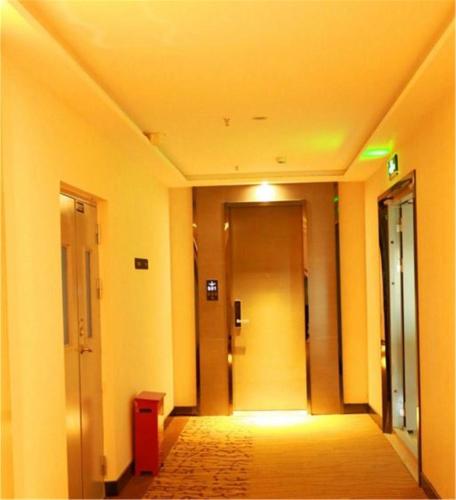 a hallway of a building with a door and a hallwayngth at Lavande Hotel Beijing Tongzhou Guoyuan in Tongzhou