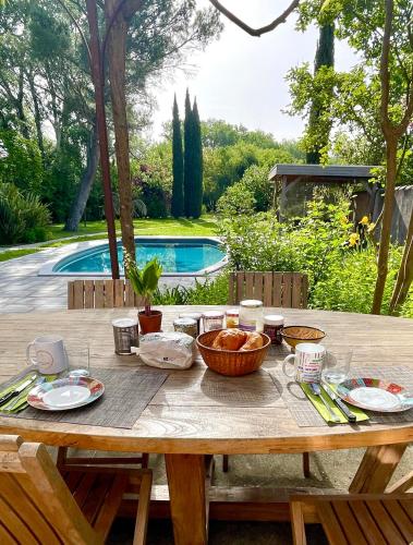 Πισίνα στο ή κοντά στο B&B 2 Chambres d'hôtes Gai Félibre avec Piscine et Jacuzzi