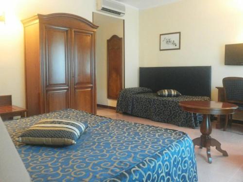 a hotel room with a bed and a table and a table sidx sidx at Hotel Villa Ada in Pozzallo