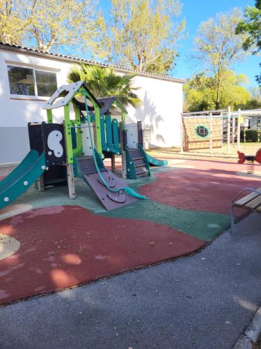 une rangée d'équipements de jeux dans un parking dans l'établissement Camping Agde Mobil home 4 places , climatisé, à Agde