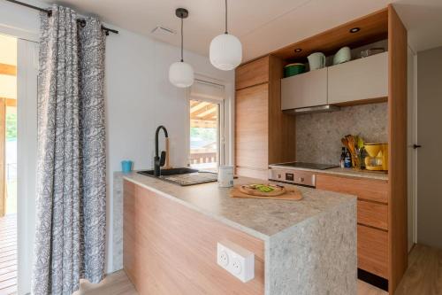 Dapur atau dapur kecil di Mobil-home 40m - Piscine - Jardin