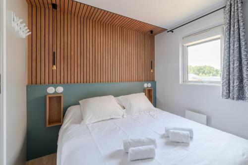 Katil atau katil-katil dalam bilik di Mobil-home 40m - Piscine - Jardin