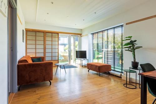 ベルゲン・アーン・ゼーにあるWind - Modern beach houseのソファとテレビのあるリビングルーム