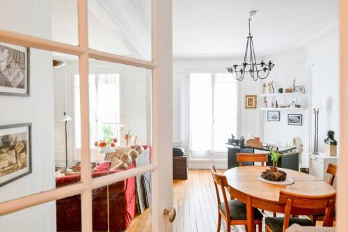 - une salle à manger et un salon avec une table dans l'établissement Bel appartement pour 2 personnes by Weekome, à Paris