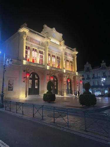 Un grand bâtiment est éclairé la nuit. dans l'établissement Charmand Studio dans le coeur historique de Beziers, à Béziers