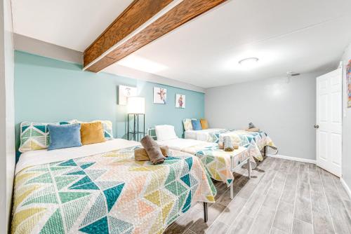 Dos camas en una habitación con paredes azules. en Game Room, Deck and Fire Pit Covington Township Gem, en Daleville