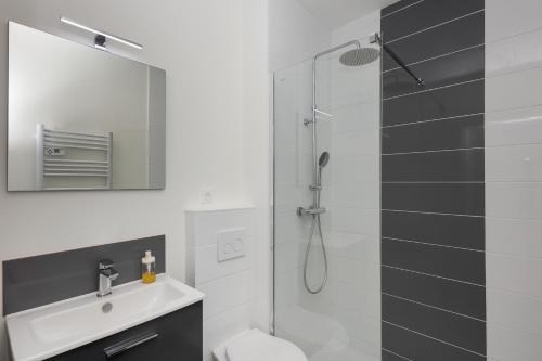 une salle de bain avec une douche, des toilettes et un lavabo dans l'établissement T2 L'Inflexible, à Brest