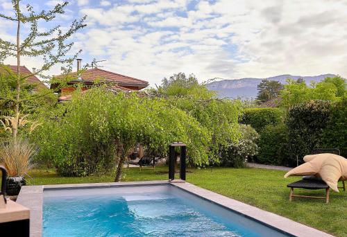 une piscine dans la cour d'une maison dans l'établissement Villa Marie, à Sévrier