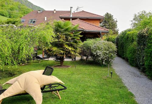 un banc avec une couverture dessus dans une cour dans l'établissement Villa Marie, à Sévrier