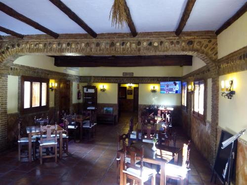 El ColmenarにあるHotel Restaurante Las Buitrerasのテーブルと椅子が備わるレストランのオーバーヘッドビュー