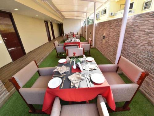 a dining room with a table and chairs at Hotel Calangute Central in Calangute