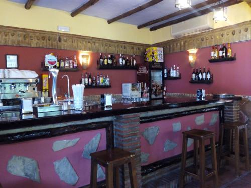 Ο χώρος του lounge ή του μπαρ στο Hotel Restaurante Las Buitreras