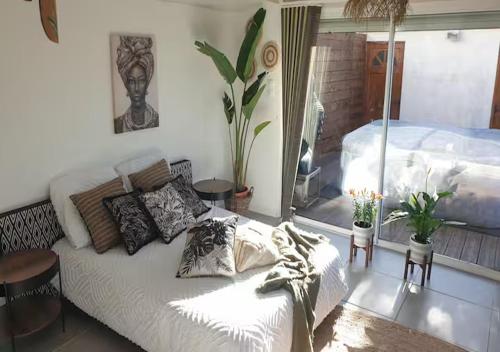 un salon avec un lit et un canapé dans l'établissement Tropical Spirit House, à Marignane