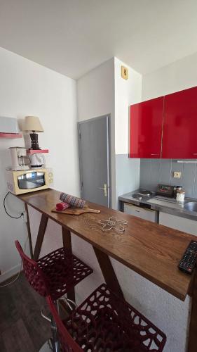 une cuisine avec une table en bois et deux chaises dans l'établissement Le Petit Fleur de Loire, à Blois