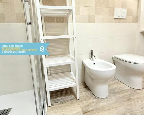 a bathroom with a toilet and a sink at VIVA2 - Numana, quadrilocale in villa con piscina in Numana