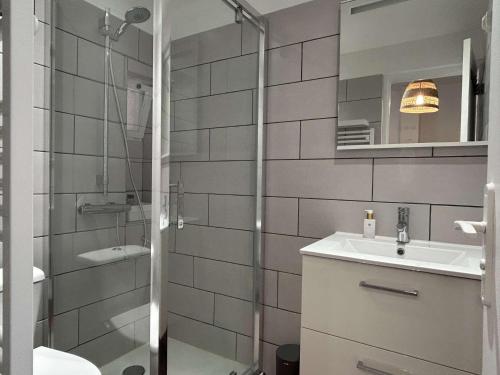 une salle de bain avec une douche, un lavabo et des toilettes dans l'établissement Appart 2 pièces 2 couchages BANYULS SUR MER BN000-18A, à Banyuls-sur-Mer