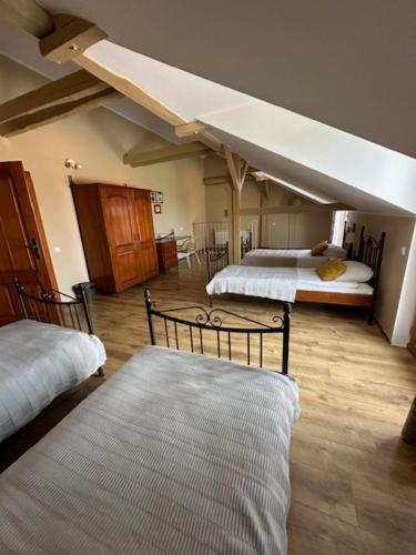 Habitación con 2 camas en un edificio en Villa Natura, en Dolsk