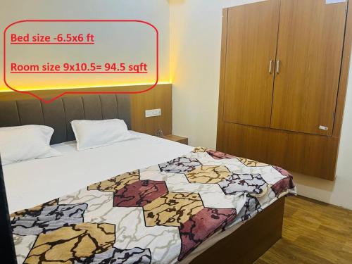 Ένα ή περισσότερα κρεβάτια σε δωμάτιο στο Mahashivaya Guest House