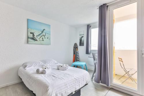 une chambre avec un lit avec deux animaux en peluche dessus dans l'établissement Les Mouettes - Appartement bord de mer, à La Parée Preneau