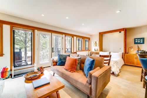Khu vực ghế ngồi tại Hike, Sled and Ski! Cozy Tahoe City Condo with Hot Tub