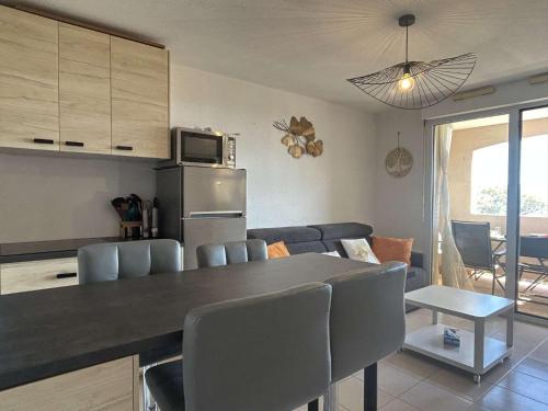 une cuisine et un salon avec une table et un canapé dans l'établissement Appart 2 pièces 4 couchages BANYULS SUR MER BN120-4101, à Banyuls-sur-Mer