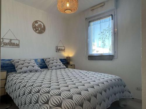 une chambre avec un grand lit et une fenêtre dans l'établissement Appart 2 pièces 4 couchages BANYULS SUR MER BN120-4101, à Banyuls-sur-Mer