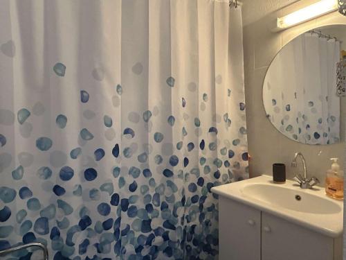 une salle de bain avec un rideau de douche et un lavabo dans l'établissement Appart 2 pièces 4 couchages BANYULS SUR MER BN120-4101, à Banyuls-sur-Mer