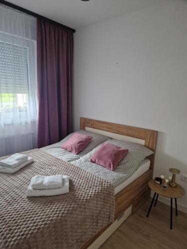 Una cama o camas en una habitación de Apartman Eden