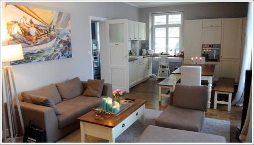 un salon avec un canapé et une table dans l'établissement Saint-Malo Appartement 3 chambres centre intra muros proche plage, à Saint-Malo