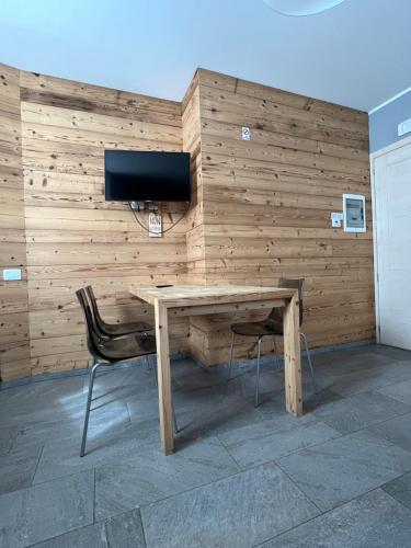 a wooden wall with a desk and a television on it at Casa Vacanze Ranuncolo 2 in Sùtrio