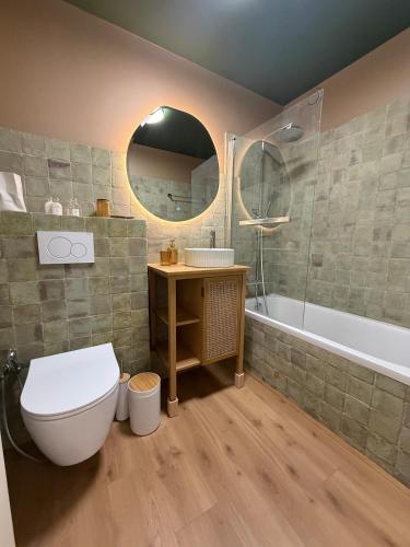 une salle de bain avec toilettes, lavabo et baignoire dans l'établissement Appartement Elégant 3 chambres Saint-Tropez, à Saint-Tropez