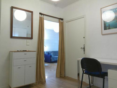 Cette chambre dispose d'un bureau, d'une chaise et d'une fenêtre. dans l'établissement Le Verlaine, à Annecy