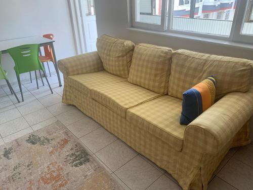 Χώρος καθιστικού στο Big flat 20 minutes to Oldtown