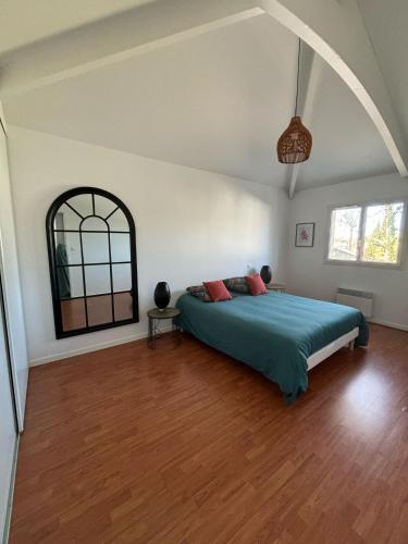 Ένα ή περισσότερα κρεβάτια σε δωμάτιο στο Maison le Gahignon 2