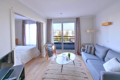 Bright with balcony at Buttes Chaumont