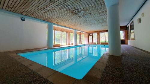 - une grande piscine dans un bâtiment doté de fenêtres dans l'établissement STUDIO AVEC ACCES PISCINE - SAINT JEAN D'AULPS STATION - 4 PERSONNES - COFI S31, à Saint-Jean-dʼAulps