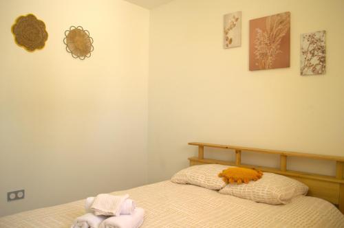 Ένα ή περισσότερα κρεβάτια σε δωμάτιο στο TRIO HOME,3 chambres, parking privé gratuit, wifi haut débit, 10min LA ROCHELLE,15min île de ré
