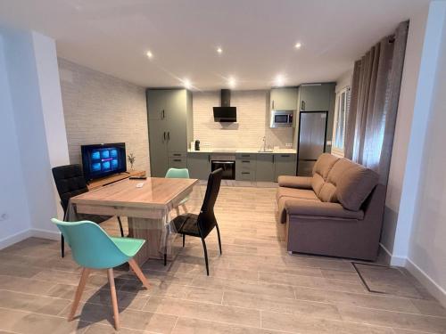 ein Wohnzimmer mit Tisch und Couch in der Unterkunft 4vitas home in Bollullos de la Mitación