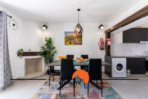 a kitchen and dining room with a table and chairs at #267 Cozy Villa Casablanca in Albufeira