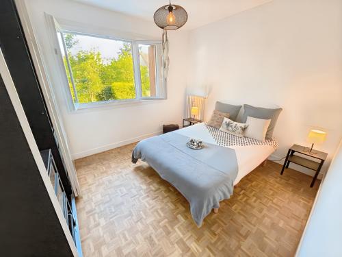une chambre avec un lit et une fenêtre dans l'établissement 10-minute walk to Zenith and Palais des Sports, à Caen