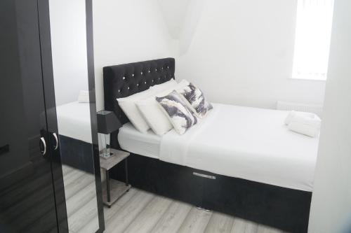 Postel nebo postele na pokoji v ubytování Affordably Elegant Apartments close to Coop live, Etihad Stadium and Manchester City centre