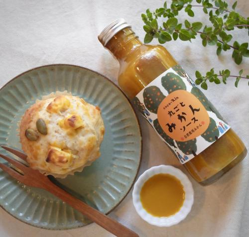 a muffin on a plate next to a bottle of honey at Guest House coco-Rin in Hamamatsu