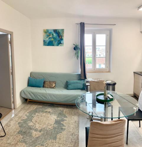 un salon avec un canapé et une table en verre dans l'établissement Cannes Centre - 500m Palais de Festival - Banane, à Cannes