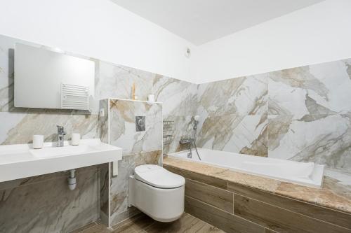 une salle de bain avec toilettes, lavabo et baignoire dans l'établissement Liberté, à La Ciotat